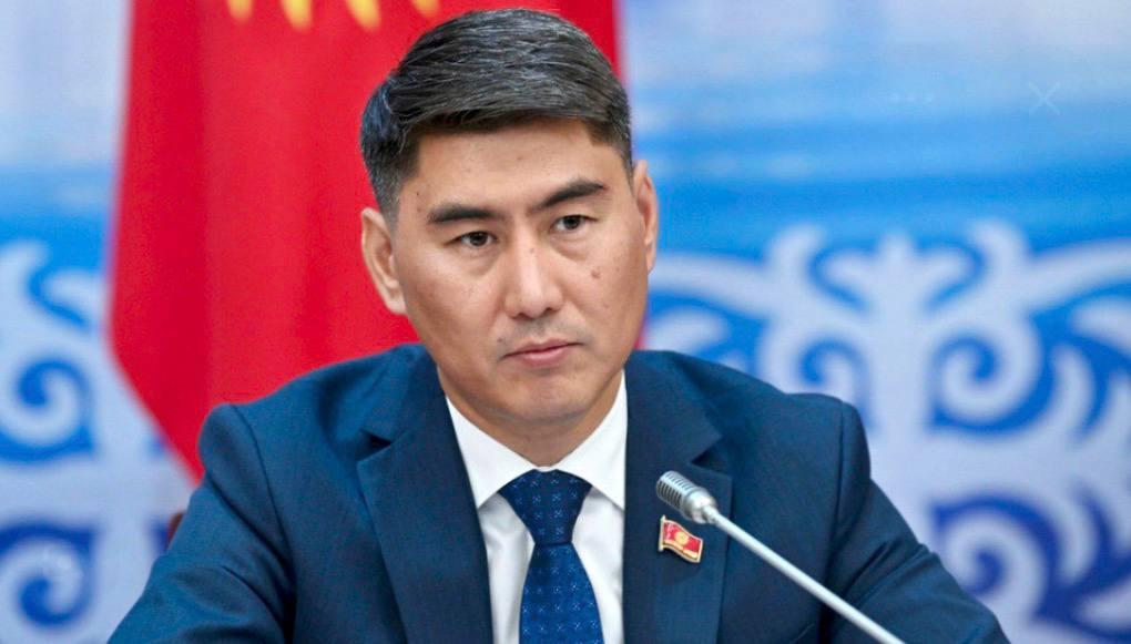 Чыңгыз Айдарбеков БШКдан депутаттык мандат берүүнү талап кылды