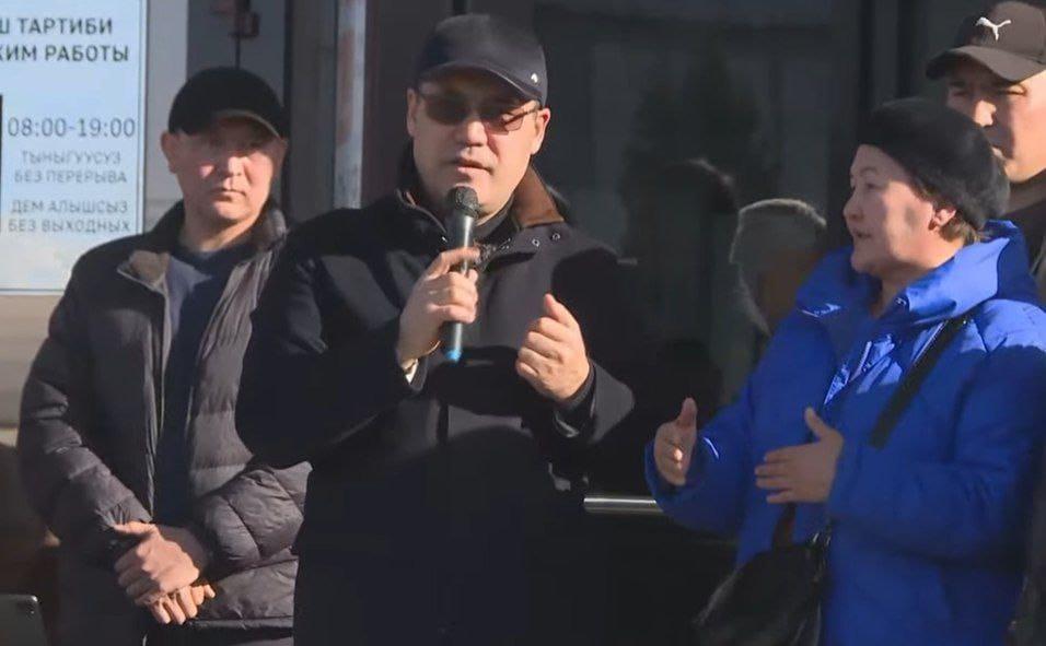 Садыр Жапаров заявил, что торговцам дается отсрочка по патентам до июля 2024 года