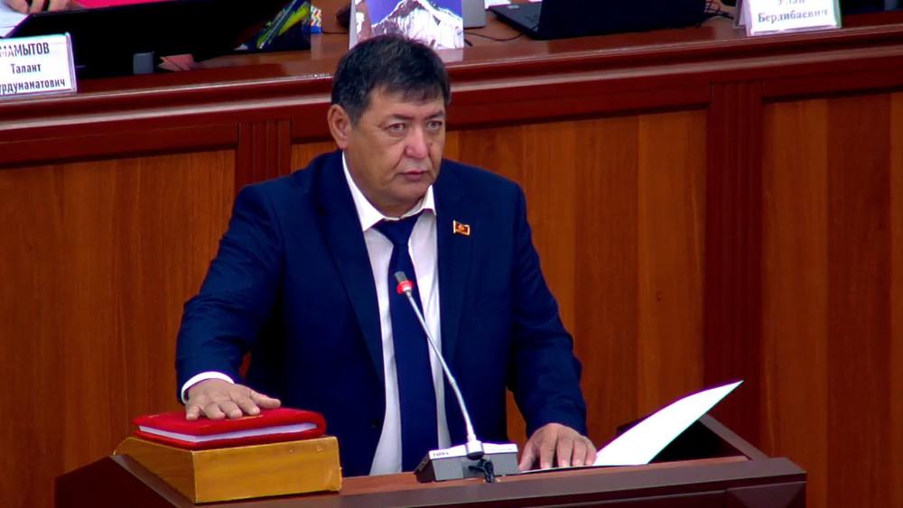 Депутат Боронбаев мандатын тапшыруу үчүн БШКга арыз жазды