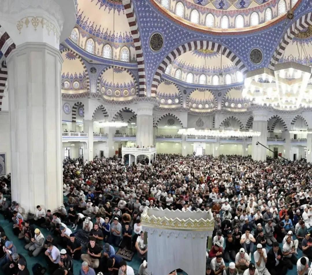 Айт намазы быйыл да мечиттерде окулат
&nbsp;
&nbsp;