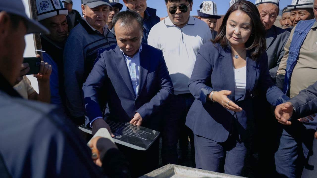 Күн панелдери астына клубника да өстүрөбүз. Баткенде уникалдуу "Агровольтайка" долбооруна старт берилди. 
&nbsp;